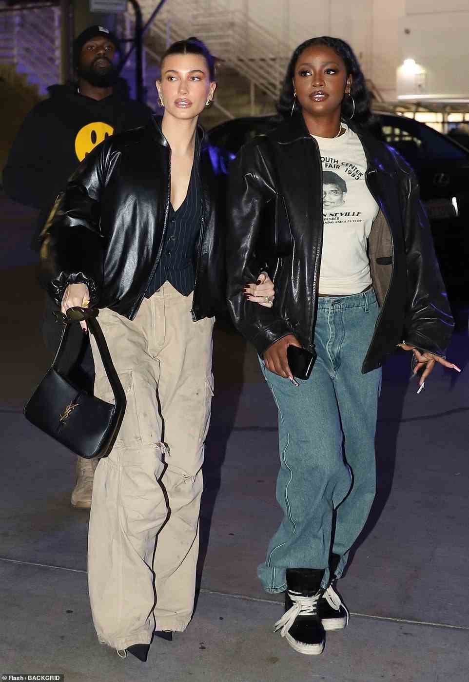 Ladies Night!  Rhode-Gründerin Hailey Baldwin Bieber (L) und Grown-ish-Schauspielerin Justine Skye (R) nahmen am Dienstag am Spiel der Los Angeles Lakers in der Crypto.com Arena in der Innenstadt von LA teil