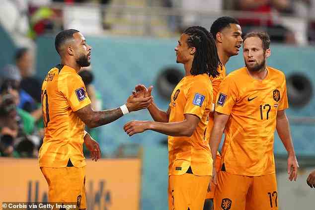 Hollands Spieler feiern den Treffer von Memphis Depay (links) gegen die USA im Achtelfinale