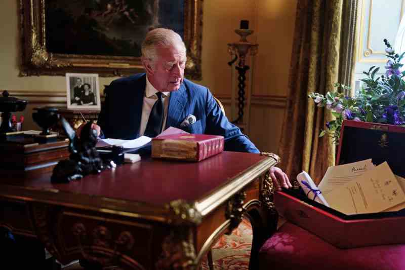 König Charles III. Posiert mit Red Box nach der Thronbesteigung: Siehe Hommage an Königin Elizabeth II