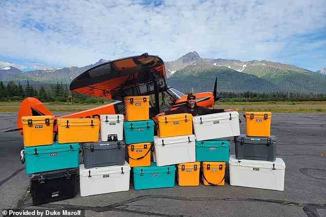 Dukke Marolf, der in Alaska lebt, hat 19 Yeti-Kühlboxen am Strand gefunden.  Die Kühler fielen letzten Oktober von einem Schiff