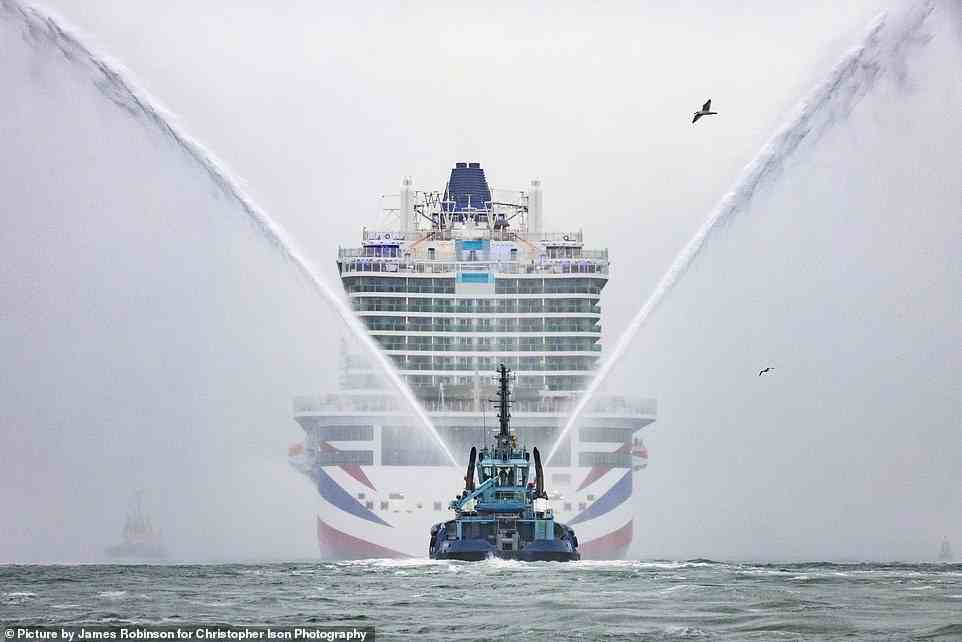Atemberaubende Bilder wurden enthüllt, die das neue Schiff Arvia von P&O Cruises bei der Ankunft in Southampton zeigen