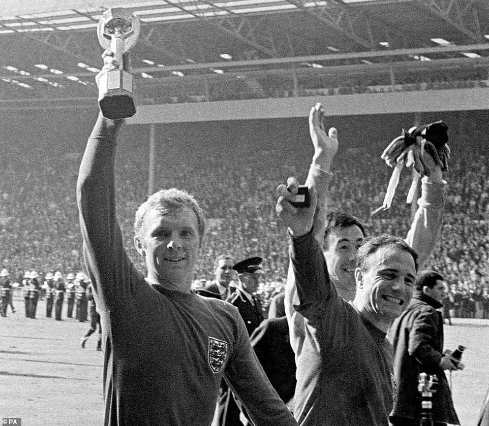 Cohen (rechts) winkt nach dem WM-Finale 1966 neben Bobby Moore (links) und Gordon Banks (hinten) der Menge zu