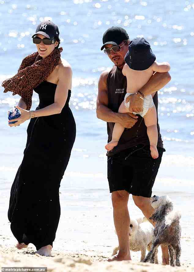 Der vernarrte Vater John Ibrahim und seine glamouröse Model-Verlobte Sarah Budge genossen am Sonntag mit ihrem Sohn Elvis einen lustigen Tag am Strand von Rose Bay