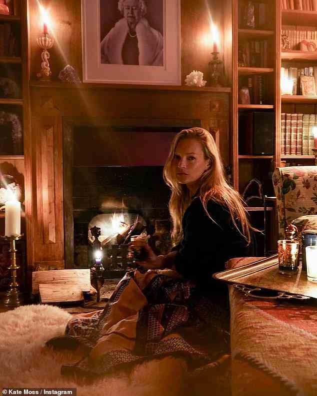 Aufwärmen: Kate Moss teilte einen festlichen Schnappschuss am Kamin, um Weihnachten zu gedenken, nur wenige Tage nachdem ihre Schwester Lottie zum zweiten Mal auf sie zu zielen schien
