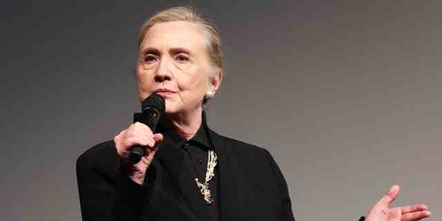 Hillary Rodham Clinton spricht am 24. Mai 2022 auf der Bühne des Museum of Modern Art in New York City. 