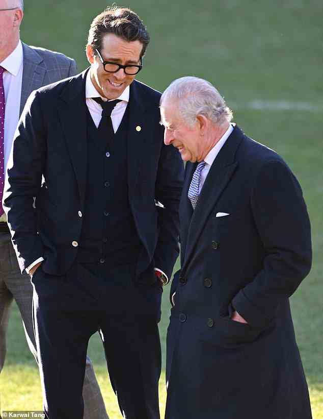 King Charles schien einen Witz mit dem Hollywood-A-Lister Ryan Reynolds zu teilen – der den walisischen Fußballverein im Februar 2021 kaufte