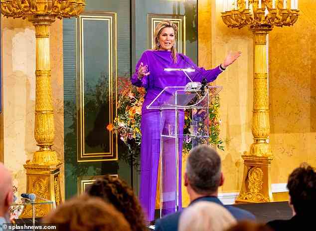 Königin Maxima der Niederlande, 51, trug bei einem Treffen in Den Haag ein auffälliges lilafarbenes Set aus Bluse und Hose