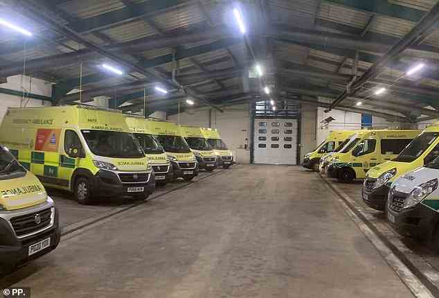 Tausende Krankenwagenmitarbeiter in England und Wales sind heute in den Streik getreten.  Im Bild: Krankenwagen, die in einer Station in Liverpool geparkt sind