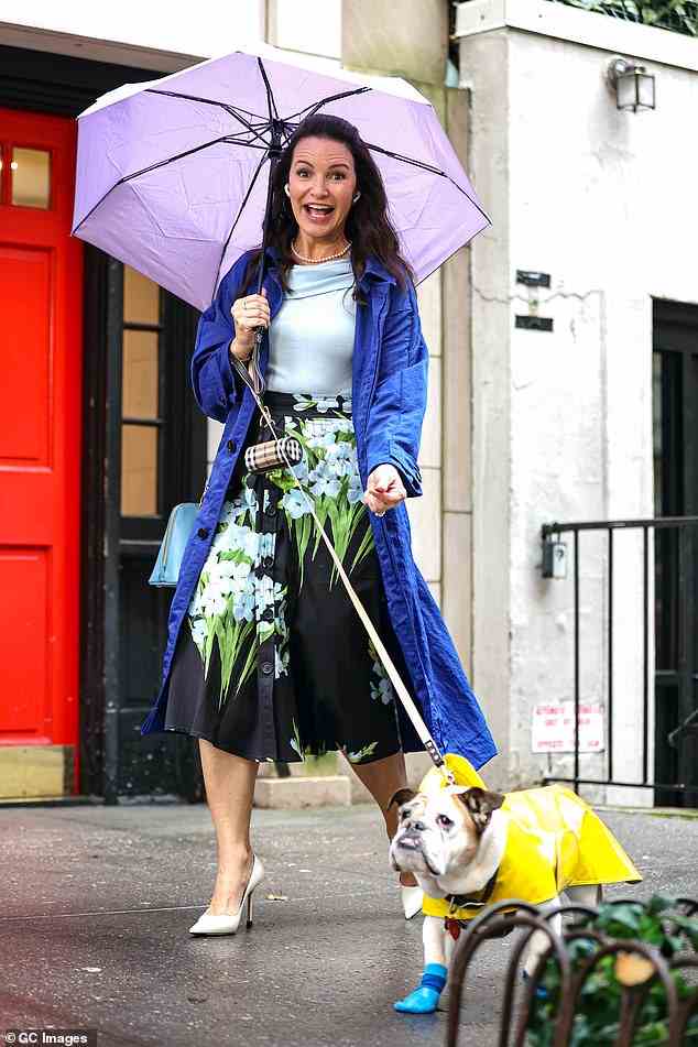 Regenwetter: Kristin Davis, 57, trotzte dem Regen, als sie am Mittwoch in New York City die zweite Staffel von And Just Like That drehte