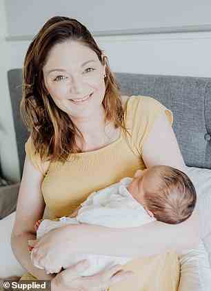 Die dreifache Mutter Lacey, 36, beschloss, eine Leihmutter zu werden und das Baby ihrer Freundin auszutragen (im Bild: Lacey und Baby Niko, die sie als Leihmutter trug)