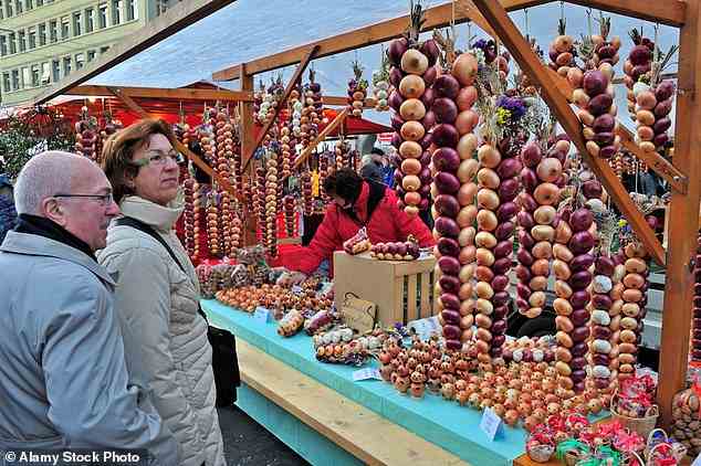 Das Zibelemarit (oben) ist ein jährliches Fest in Bern, das Zwiebeln feiert