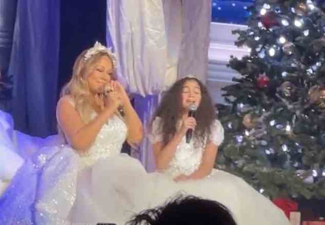 “Das ist mein kleines Mädchen”: Mariah Carey, 52, brachte ihre Tochter Monroe, 11, auf die Bühne, als sie während ihres ersten Live-Konzerts nach Covid am Freitag in Toronto ein festliches Duett aufführten