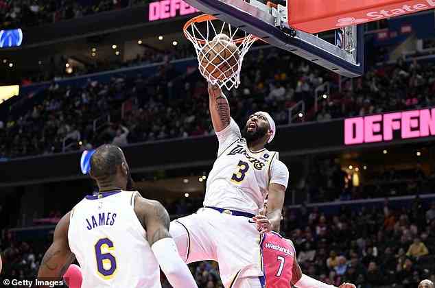 Anthony Davis von den Los Angeles Lakers taucht gegen die Washington Wizards ein