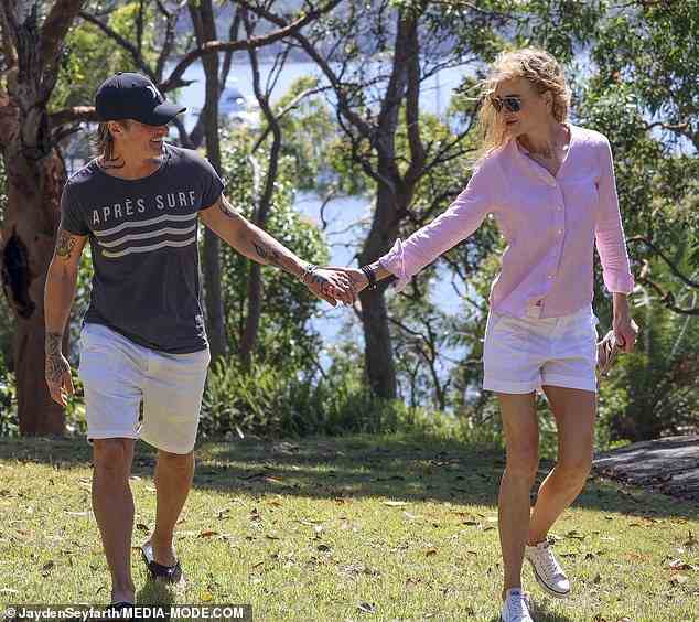 Nicole Kidman, 55, (rechts) und Keith Urban, 55, (links) waren geliebter denn je, als sie am Montag einen romantischen Spaziergang am Ufer des Hafens von Sydney in Nord-Sydney machten