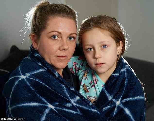 Elend: Roxann Richardson aus Manchester mit ihrer Tochter Isla