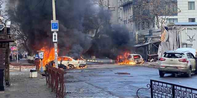Der ukrainische Präsident Wolodymyr Selenskyj hat Fotos von einem Raketenangriff am Weihnachtsabend in der Stadt Cherson geteilt.  Beamte berichten, dass der Angriff sieben Todesopfer forderte.