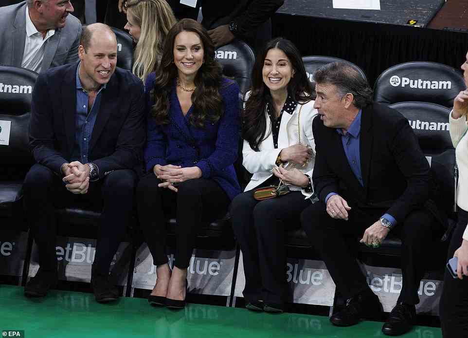 Prinz William und Kate Middleton wurden grinsend und jubelnd gesehen, als sie am Mittwochabend bei einem Spiel der Boston Celtics am Spielfeldrand saßen, nur eine Stunde nachdem ihr Earthshot Prize-Start in die königliche Rennreihe gezogen wurde