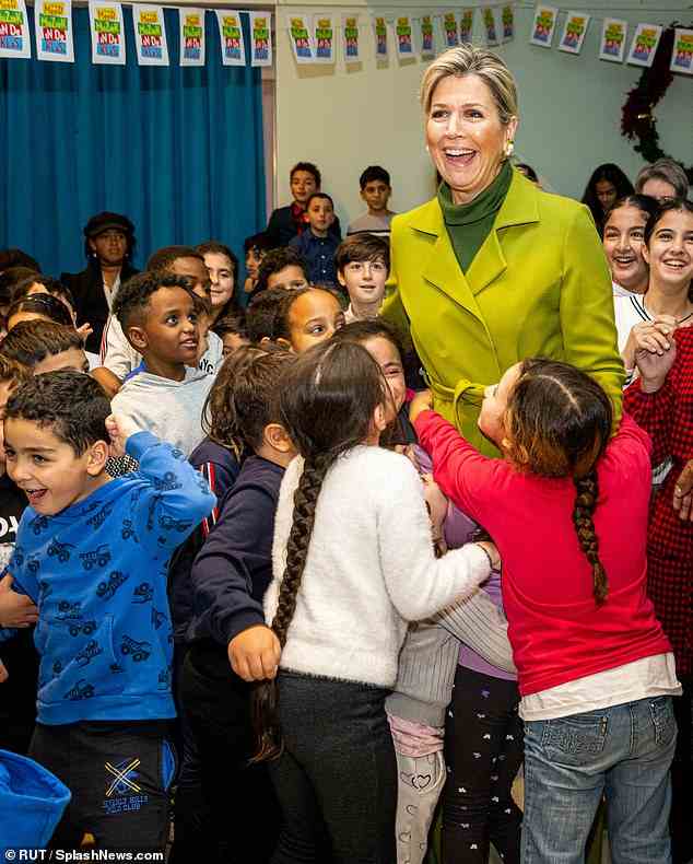 Die niederländische Königin, 51, wandte sich an die Openbare Basisschool de Globe in Harleem, wo sie an einer Musikstunde teilnahm und von Kindern umgeben war, die sie während ihres Besuchs unbedingt umarmen und tanzen wollten