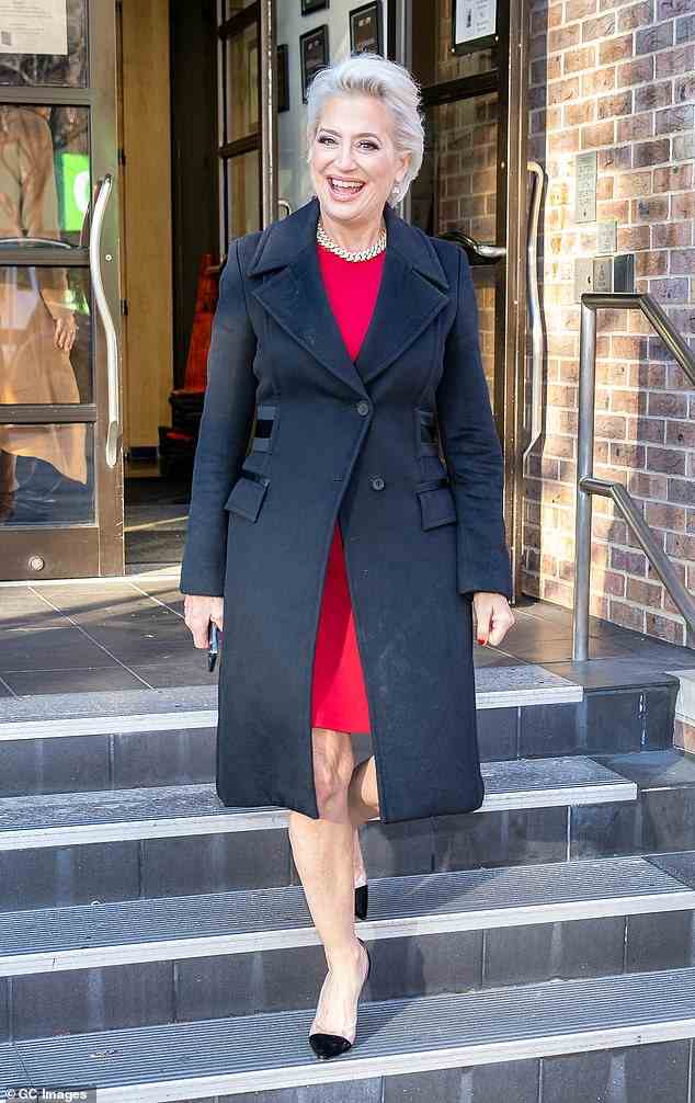 Strahlend in Rot: RHONY Alaun Dorinda Medley sah strahlend in einem leuchtend roten Etuikleid aus, als sie gesehen wurde, wie sie die FOX 29 Studios nach ihrem Auftritt bei Good Day Philadelphia verließ