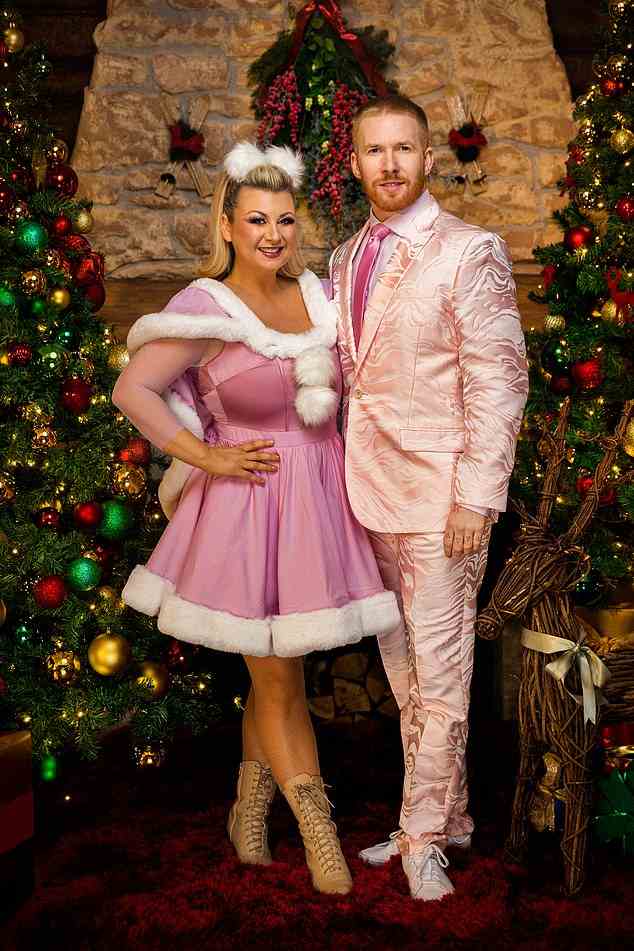 Festlich: Rosie Ramsey machte eine glamouröse Figur, als sie mit ihrem professionellen Tanzpartner Neil Jones vor dem Strictly Come Dancing Christmas Special posierte