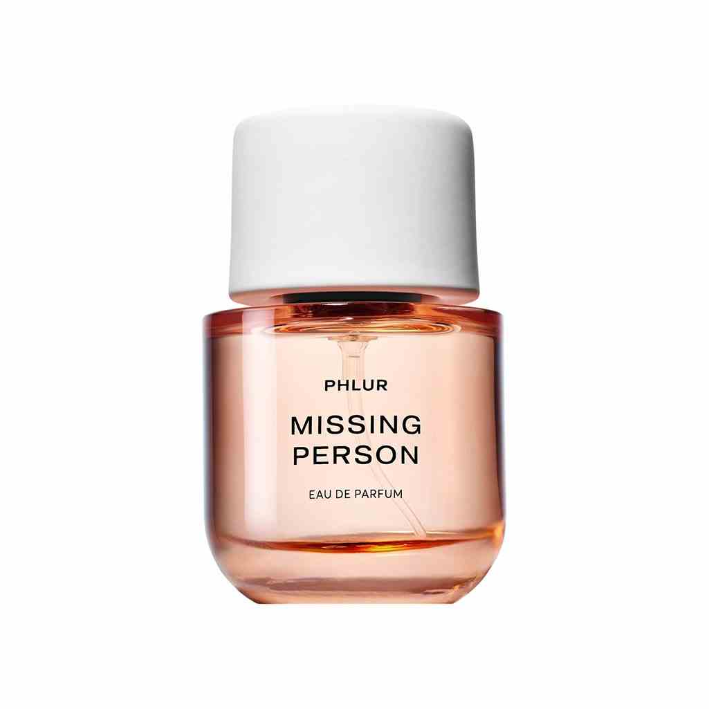Phlur Missing Person Eau de Parfum blasse pfirsichfarbene Parfümflasche mit weißer Kappe auf weißem Hintergrund