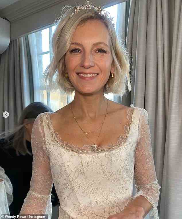 Herzliche Glückwünsche!  Sienna Millers Modedesigner-Schwester Savannah, 43, hat am Wochenende den wohlhabenden Aristokraten James Whewell geheiratet
