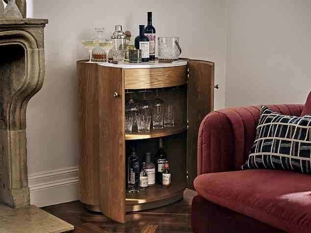 Heben Sie ein Glas: Die Andrea-Bar mit Carrera-Marmorplatte, £ 1.695, von Soho Home