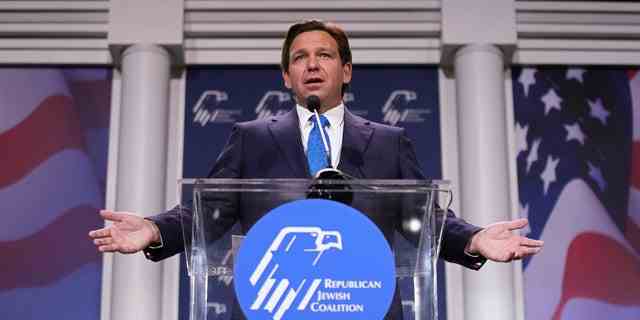 Ron DeSantis, Gouverneur von Florida, spricht auf einem jährlichen Führungstreffen der Republican Jewish Coalition am 19. November 2022 in Las Vegas. 