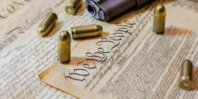 Der zweite Zusatzartikel der US-Verfassung besagt, "Das Recht des Volkes, Waffen zu besitzen und zu tragen, darf nicht verletzt werden."
