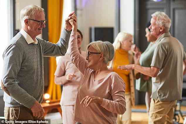 Für die ältere Person kann das Treffen mit dieser besonderen Person eine Reihe von Vorteilen bieten – von der Bekämpfung der Einsamkeit bis zur Linderung körperlicher Beschwerden (Stockfoto)