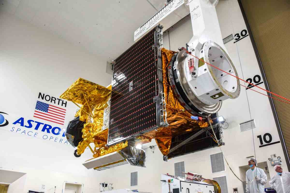 Der Oberflächenwasser- und Meerestopographie-Satellit wird in einen Transportcontainer auf der Vandenberg Space Force Base gebracht.