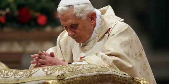 Papst Benedikt XVI hält am 24. Dezember 2009 im Petersdom in der Vatikanstadt die Weihnachtsnachtmesse.