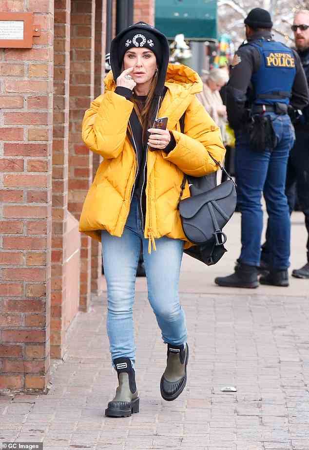 Fashionista: Einen Tag zuvor setzte die Bravo-TV-Persönlichkeit ein weiteres modisches Statement, als sie in einem leuchtend orangefarbenen Mantel auf die Straßen von Aspen ging