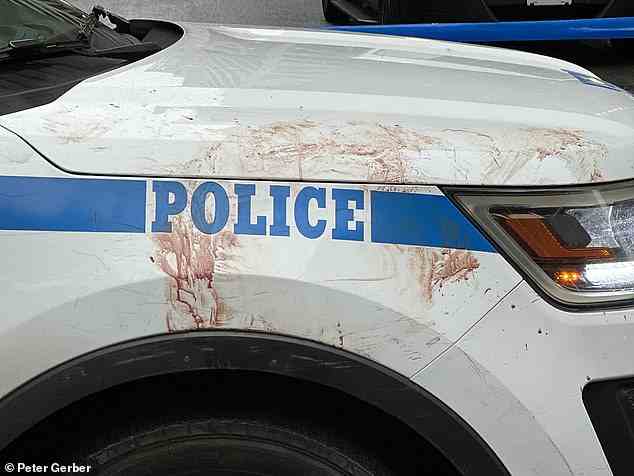 Ein NYPD-Kreuzer, der zuvor gesehen wurde, war blutüberströmt, nachdem ein Mann achtmal in der Nähe der Stelle erstochen worden war, an der nur wenige Stunden später zwei Beamte angegriffen wurden