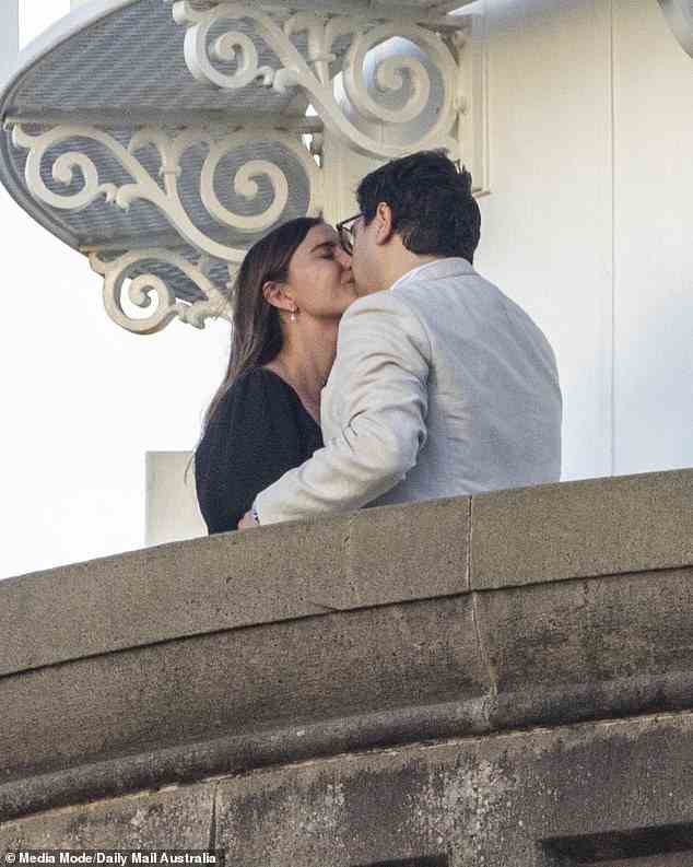 Das Paar redete und küsste sich im märchenhaften Moment weiter, wobei die NSW-Küstenwinde die romantische Stimmung nicht behinderten (Bild).