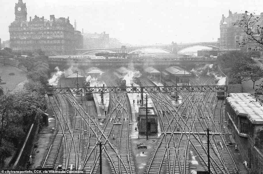A view of the tracks at Edinburgh Waverley in 1957, with The Balmoral in the background