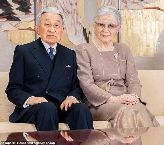 Kaiser Naruhitos Vater – Kaiser emeritierter Akihito, 89 – erschien ebenfalls auf den festlichen Bildern und sah wie immer elegant aus in einem dunkelblauen, zweireihigen Anzug