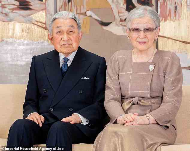 Kaiser Emeritus Akihito wurde mit seiner Frau Kaiserin Emerita Michiko, 88, fotografiert, die ein glamouröses Ensemble in gedämpften Tönen mit einem Oberteil mit eckigem Ausschnitt und einem fließenden Rock trug
