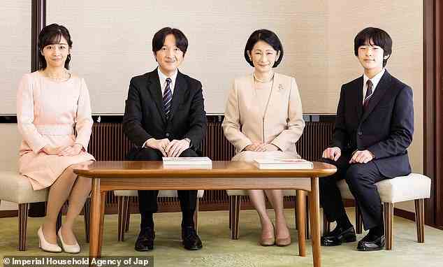 Andere Familienmitglieder in den fröhlichen Porträts waren neben seiner Frau und seinen Kindern auch der japanische Kronprinz und der jüngere Bruder des Kaisers, Prinz Akishino, 57