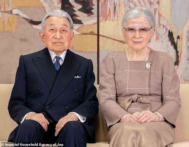 Das Paar schien in guter Stimmung zu sein, als es für die festlichen Porträts der Familie in der kaiserlichen Residenz Akasaka in Tokio lächelte