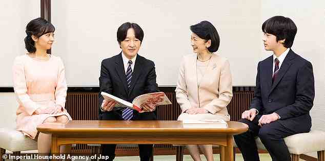 Die Kinder des Paares, Prinzessin Kako, 28, und Prinz Hisahito, 16, schienen zusammen mit ihren Eltern auf den süßen Familienfotos zu lachen