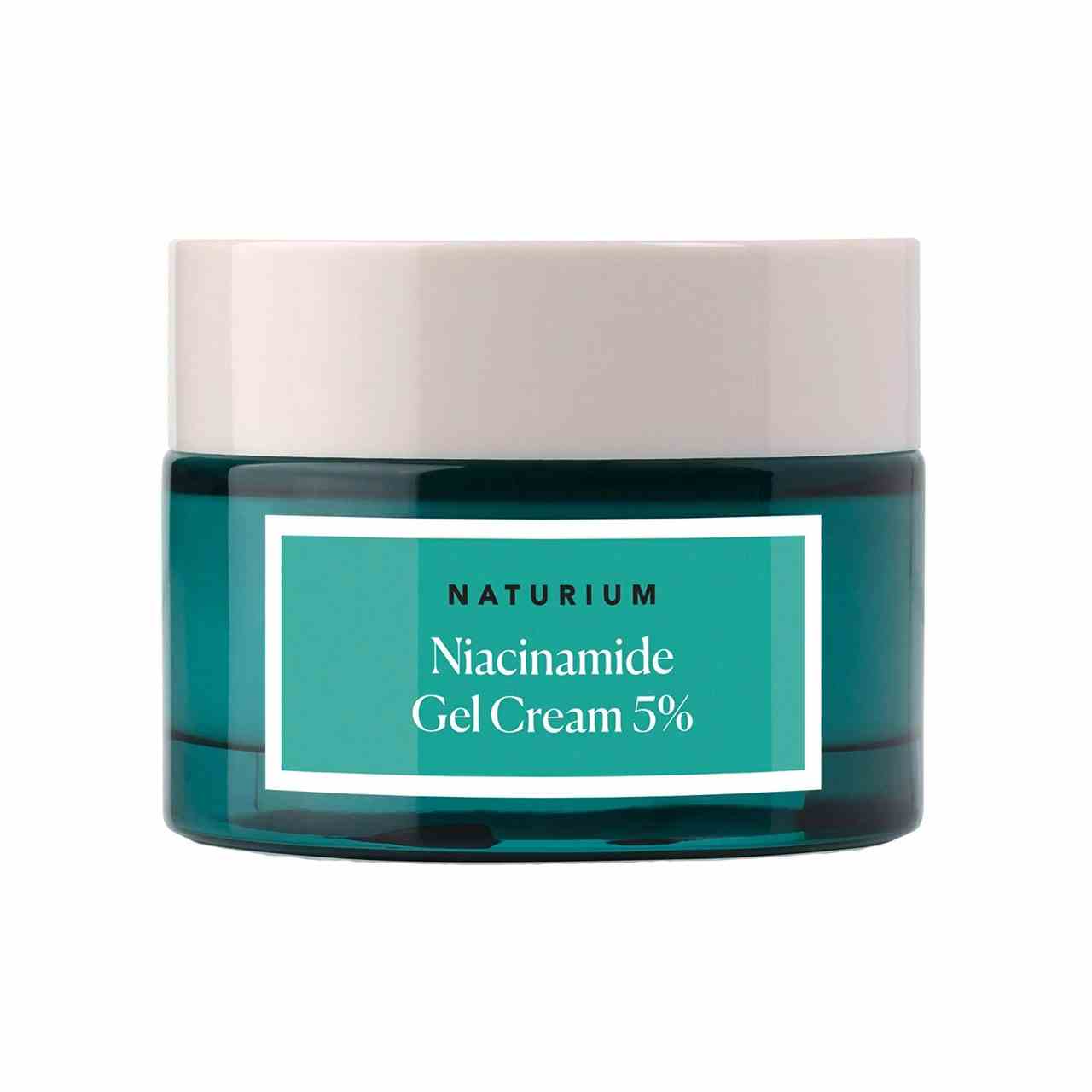 Naturium Niacinamid-Gel-Creme 5 % blaugrünes Glas mit hellgrauem Deckel auf weißem Hintergrund