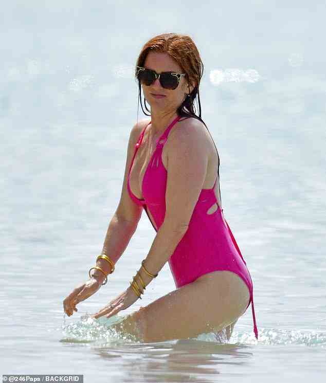 Heiße Sache: Die Schauspielerin, 46, drückte ihr Dekolleté in einen engen rosa Badeanzug, als sie ein Bad im Meer nahm