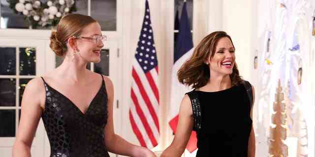 Jennifer Garner und ihre Tochter Violet Affleck kommen am 1. Dezember 2022 zum Staatsdinner des Weißen Hauses nach Washington, DC.