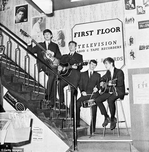 Die Beatles posieren am 24. Januar 1963 auf der Treppe von NEMS (North End Music Stores), Brian Epsteins Plattenladen in Liverpool