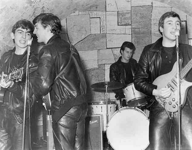 Die Beatles treten im Februar 1961 im Cavern Club in Liverpool auf der Bühne auf, mit Pete Best am Schlagzeug