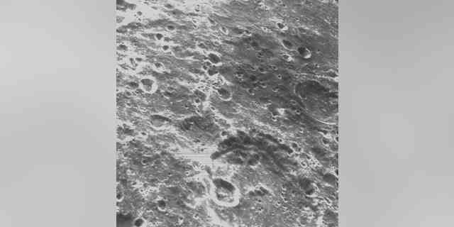 Am sechsten Tag der Artemis-I-Mission nahm die optische Navigationskamera von Orion Schwarz-Weiß-Bilder von Kratern auf dem darunter liegenden Mond auf.