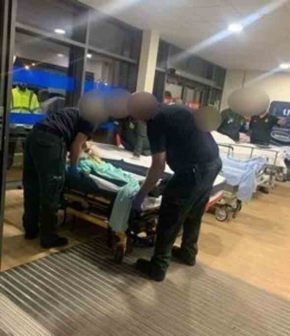 Sanitäter behandelten Patienten am Eingang der Notaufnahme des Aintree Hospital