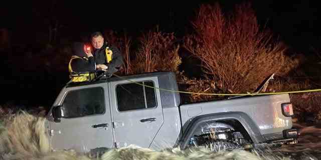 Die Feuerwehr von San Bernardino County rettet am Sonntag eine Familie aus dem Hochwasser
