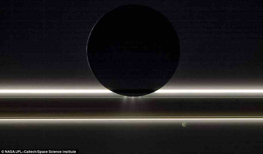 Cassini hat nicht nur Saturn studiert, sondern auch unglaubliche Ansichten seiner vielen Monde eingefangen.  Im obigen Bild sieht man den Saturnmond Enceladus vor den Ringen und dem winzigen Mond Pandora treiben.  Es wurde am 1. November 2009 aufgenommen, wobei die gesamte Szenerie von der Sonne beleuchtet wird